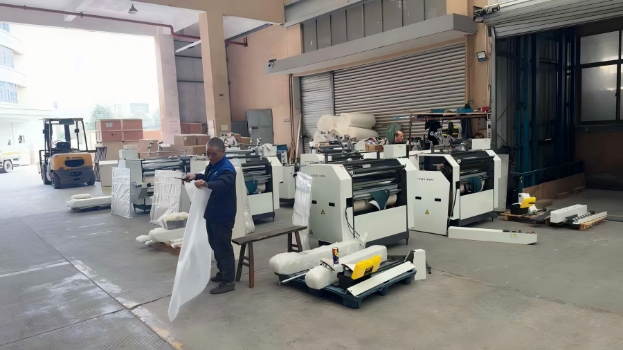 Nieuwe Star YFMB-950B gesplitste semi-automatische lamineermachines worden verpakt en klaargemaakt voor verzending naar Egypte!